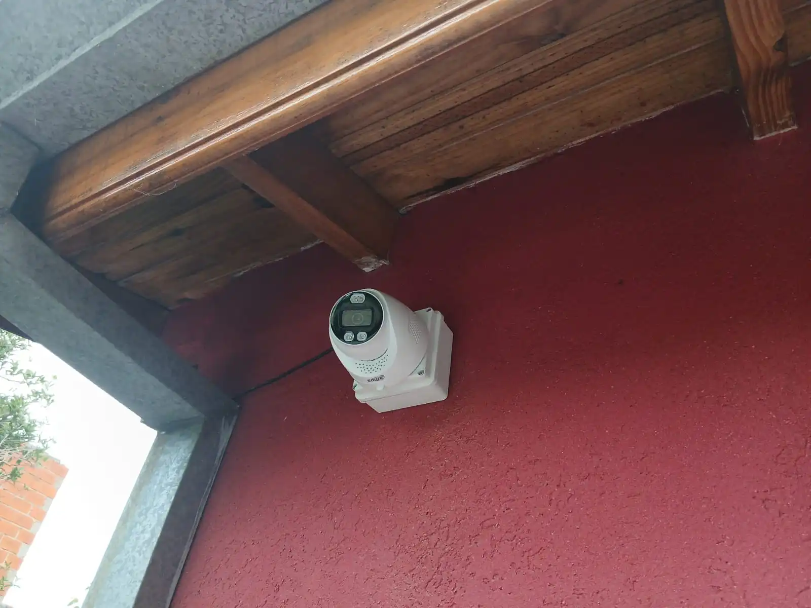 Cámara domo Dahua instalada en pared exterior